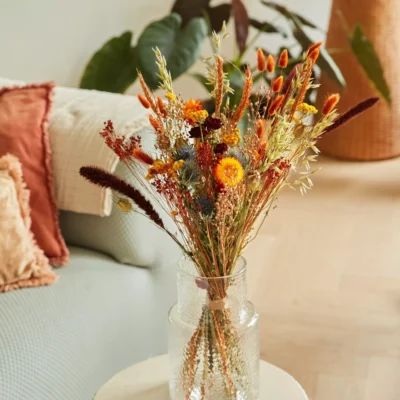 Bouquet de fleurs naturelles séchées, idée cadeau pour femme, ou maîtresse d'école. Les fleurs sont des chardons, des blés séchées, des épis. Beau bouquet de fleurs dans un vase dans un salon