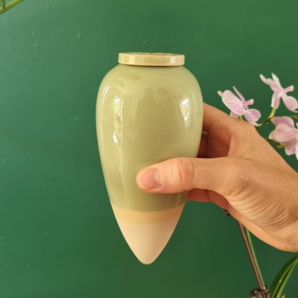 Olla à planter en céramique fait à la main coloris vert clair de la marque Catnopée