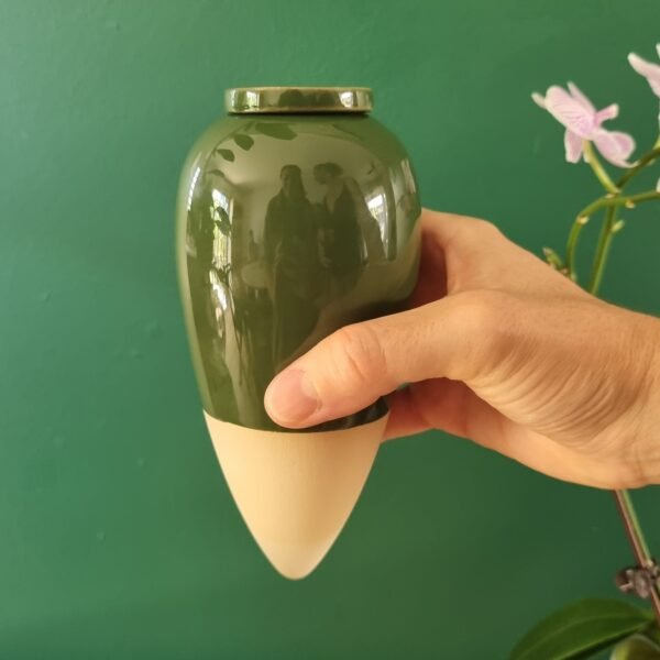 Olla à planter en céramique fait à la main coloris vert sapin de la marque Catnopée