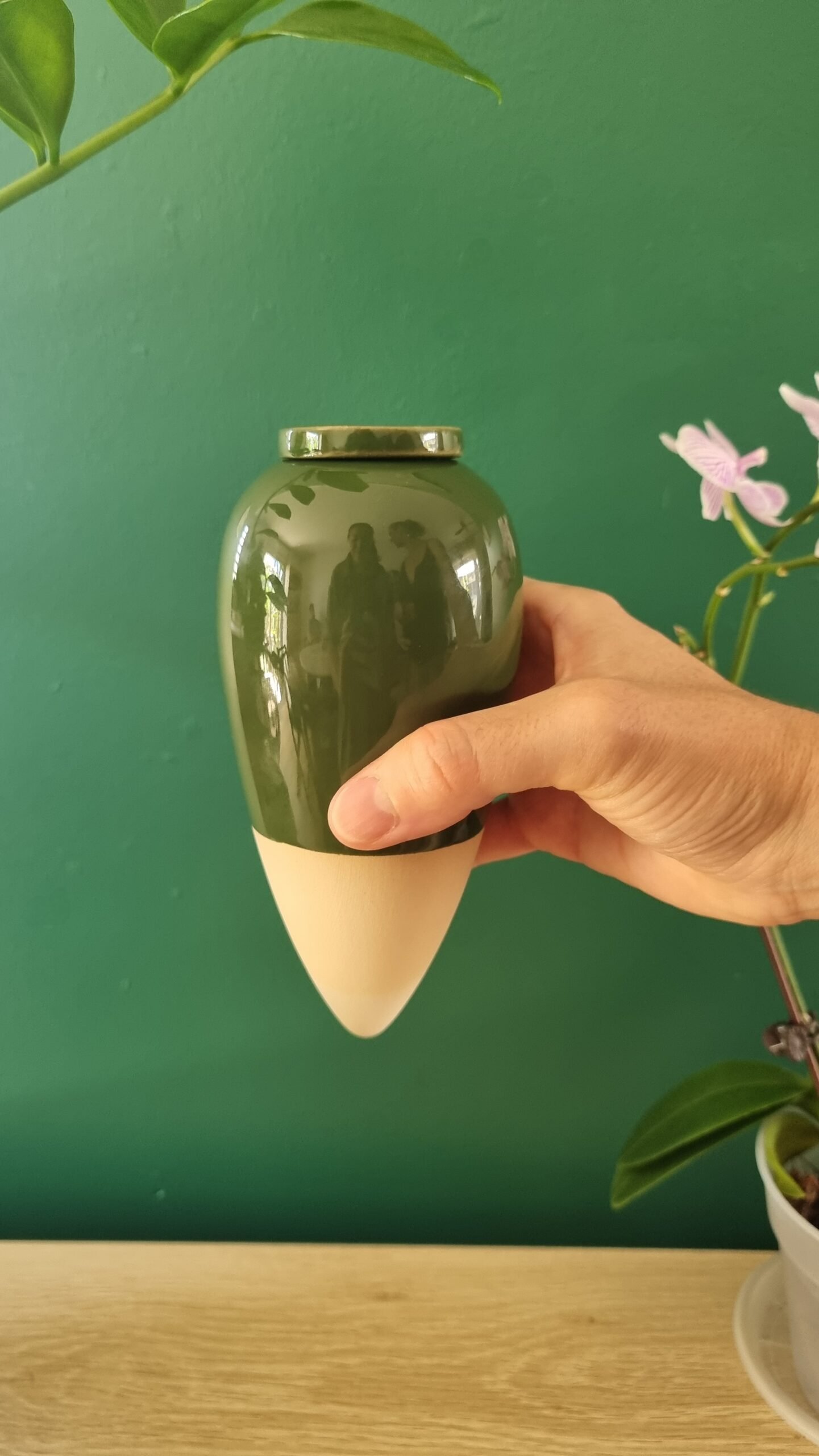 Olla à planter en céramique fait à la main coloris vert sapin de la marque Catnopée