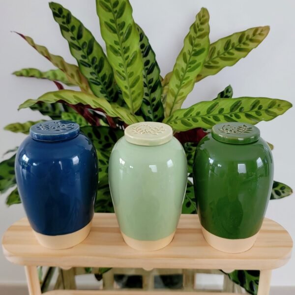 lot de trois ollas en céramique design 65 euros sur présentoir en bois vert sapin bleu profond et vert clair
