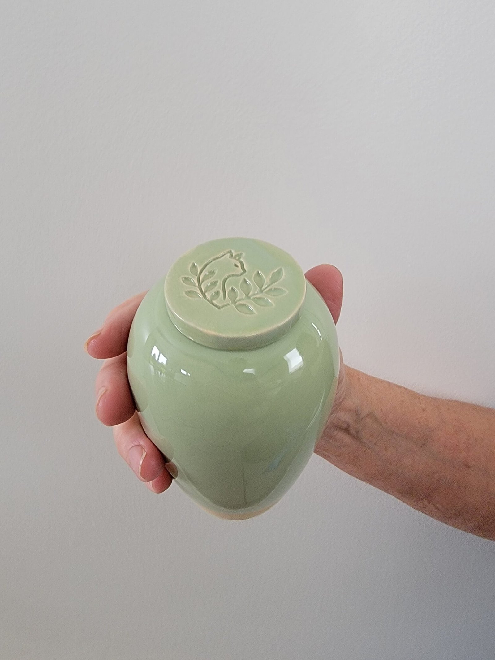 Olla vert clair en céramique, artisanal et fait à la main